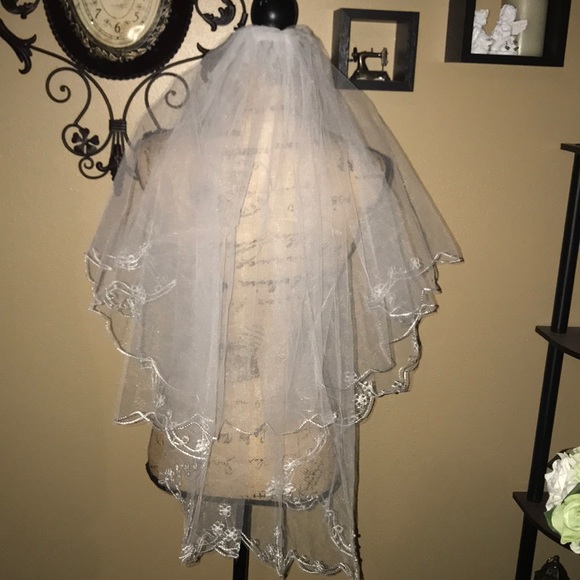 NEW 2T Beautiful embellished veil w/ pearls
